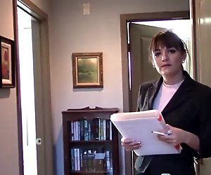 Amateur realtor pussyfucked during viewing
